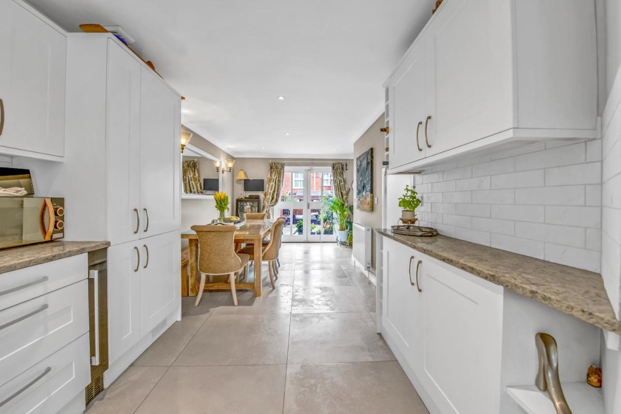 Stylish 3 Bedroom Townhouse For 5 Guests, Set In The Medieval Grid With Off Street Parking Bury St. Edmunds エクステリア 写真