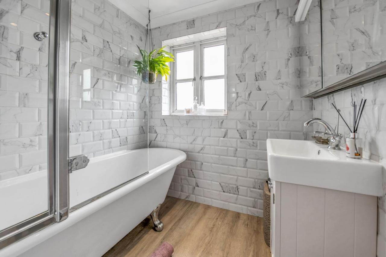 Stylish 3 Bedroom Townhouse For 5 Guests, Set In The Medieval Grid With Off Street Parking Bury St. Edmunds エクステリア 写真